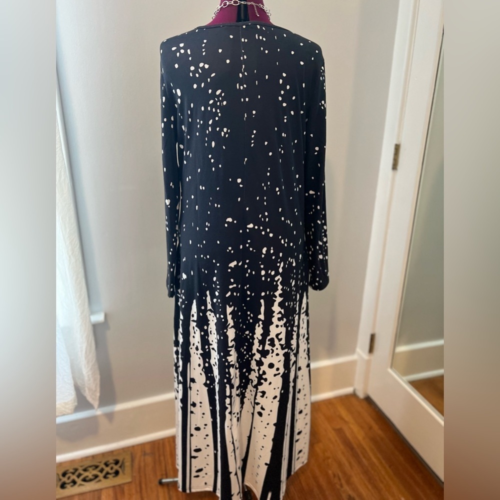 Women’s Dress Size Large.  Brand is Noracora.  Colors Black and White.